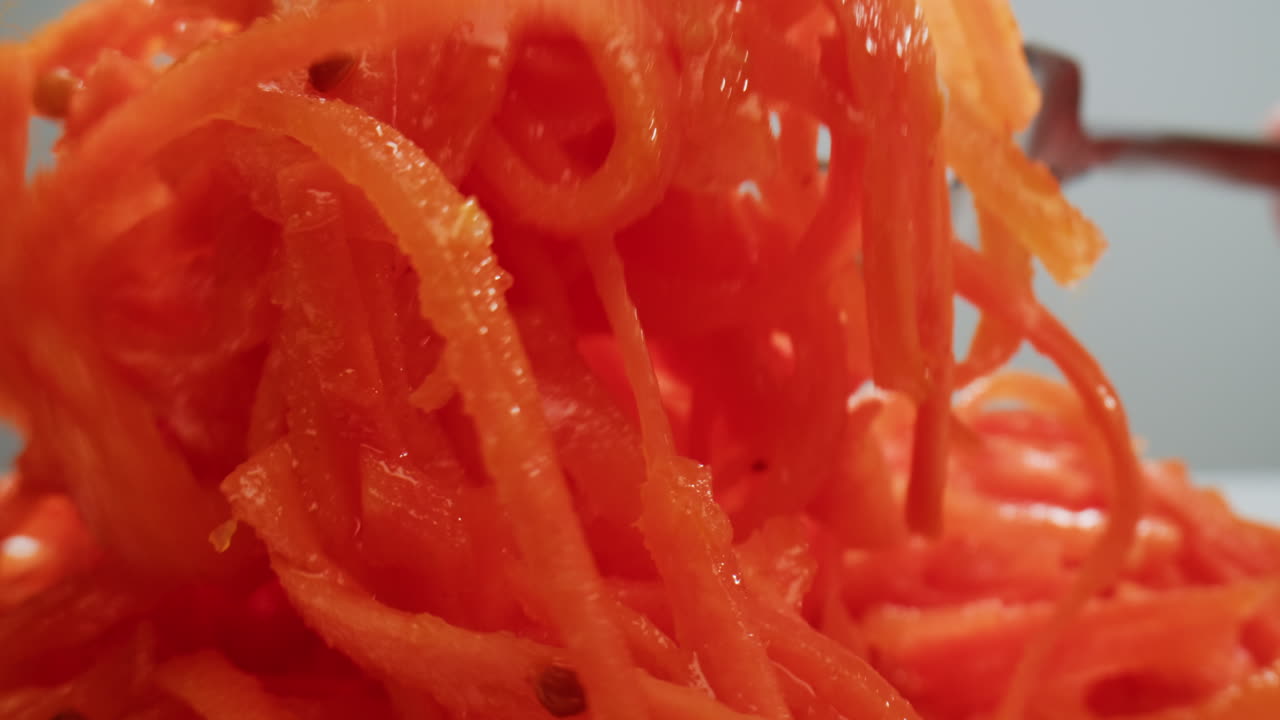 발효 된 마리네이트 당근 러드, 한국 스타일의 개진 당근, 마늘, 식물성 기름 및 향신료