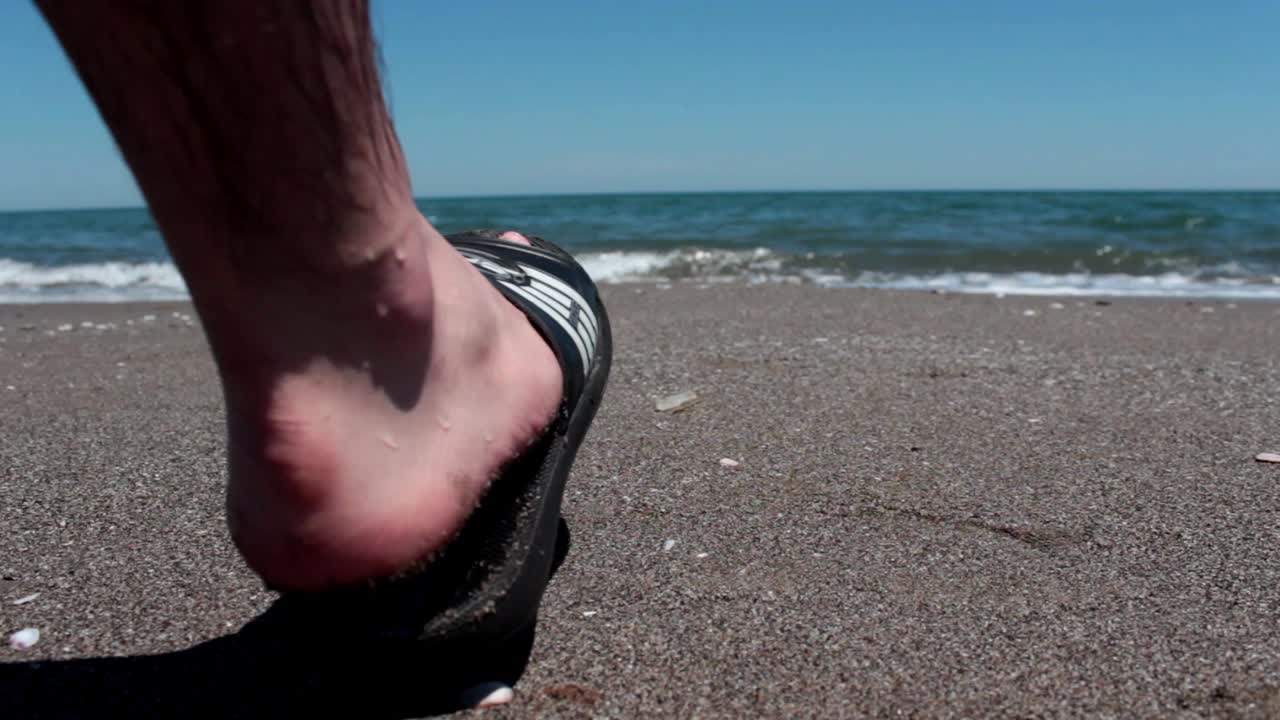 휴가 중 해변에서 혼자 수영하는 남자