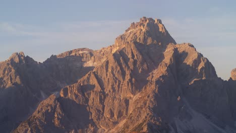 Toma-Panorámica-De-Punta-Tre-Scarperi,-Schwalbenkofel-Y-El-Pico-De-La-Montaña-Haunold-Durante-La-Puesta-De-Sol-En-Sesto-Dolomitas