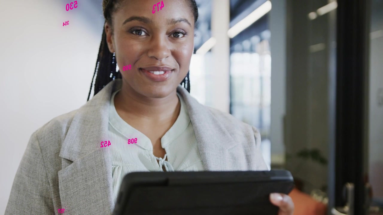 Donna d'ufficio che tocca il tablet e attiva grafici AR rosa che visualizzano metriche aziendali, sorridendo