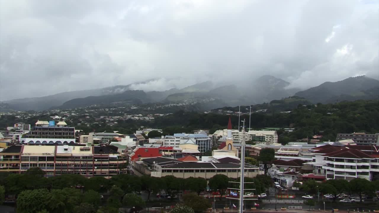 Paesaggio urbano di Papeete, moderna capitale della Polinesia Francese - isola di Tahiti