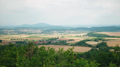 vista mirando por encima de los campos de trabajo de parches en las zonas rurales de bad königshofen en baviera