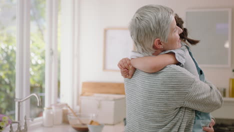 Niña-Feliz-Abrazando-A-La-Abuela-Sonriendo-Abrazando-A-La-Nieta-Abuelita-Amorosa-Disfrutando-Del-Afecto-En-Casa-Concepto-Familiar-Imágenes-De-4k