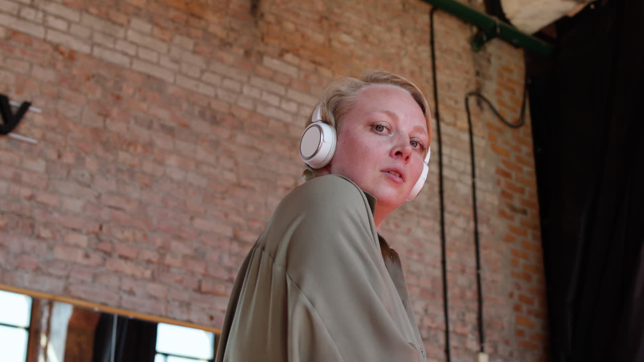 실내에서 춤을 추는 여자