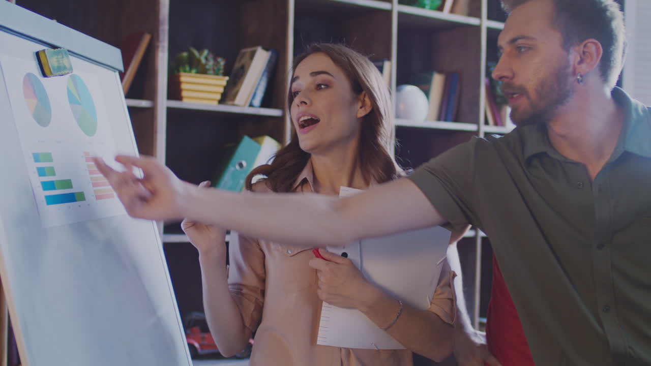 hombres de negocios discutiendo el gráfico de mercado en la tabla blanca