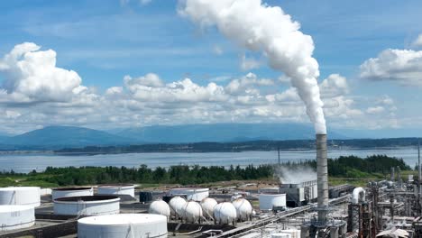 Toma-Estrecha-De-Una-Chimenea-Que-Bombea-Humos-De-Una-Refinería-De-Petróleo-En-El-Sonido-De-Puget