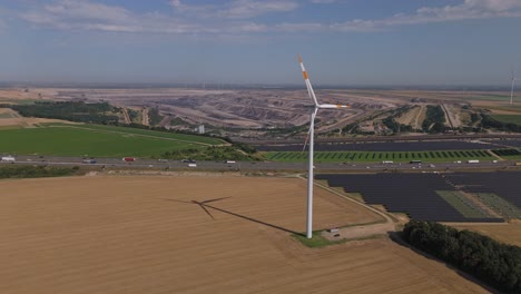 turbinas eólicas del parque eólico de juchen cerca de la mina de lignito a cielo abierto de garzweiler en renania del norte-westfalia, alemania