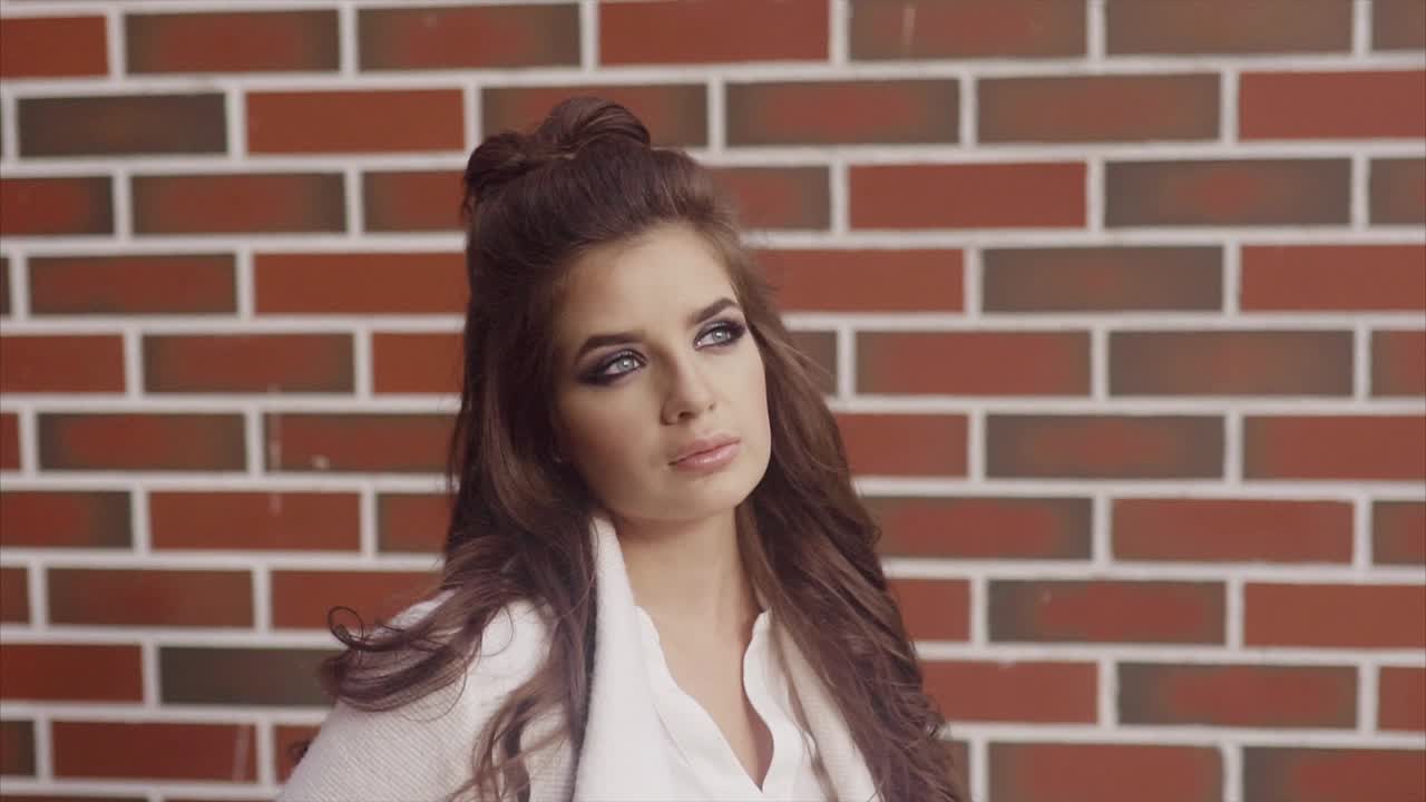 una mujer con un peinado hermoso.