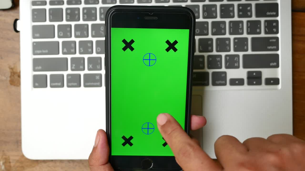 hombre usando teléfono inteligente