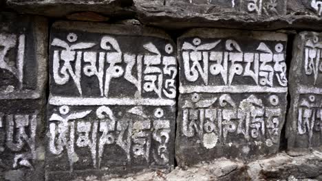 una vista de las piedras de oración tibetanas en un movimiento panorámico