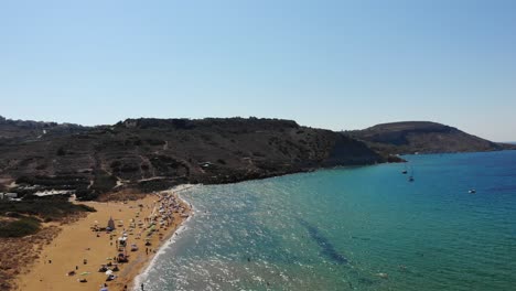 Ramla-Bay-Beach-Gozo-Island-In-Malta-Smaragdblaues-Meer-Mit-Leuten,-Die-Heißen-Sommertag-Genießen