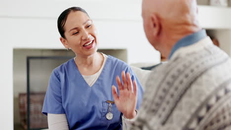 en casa, el médico y el anciano con la conversación