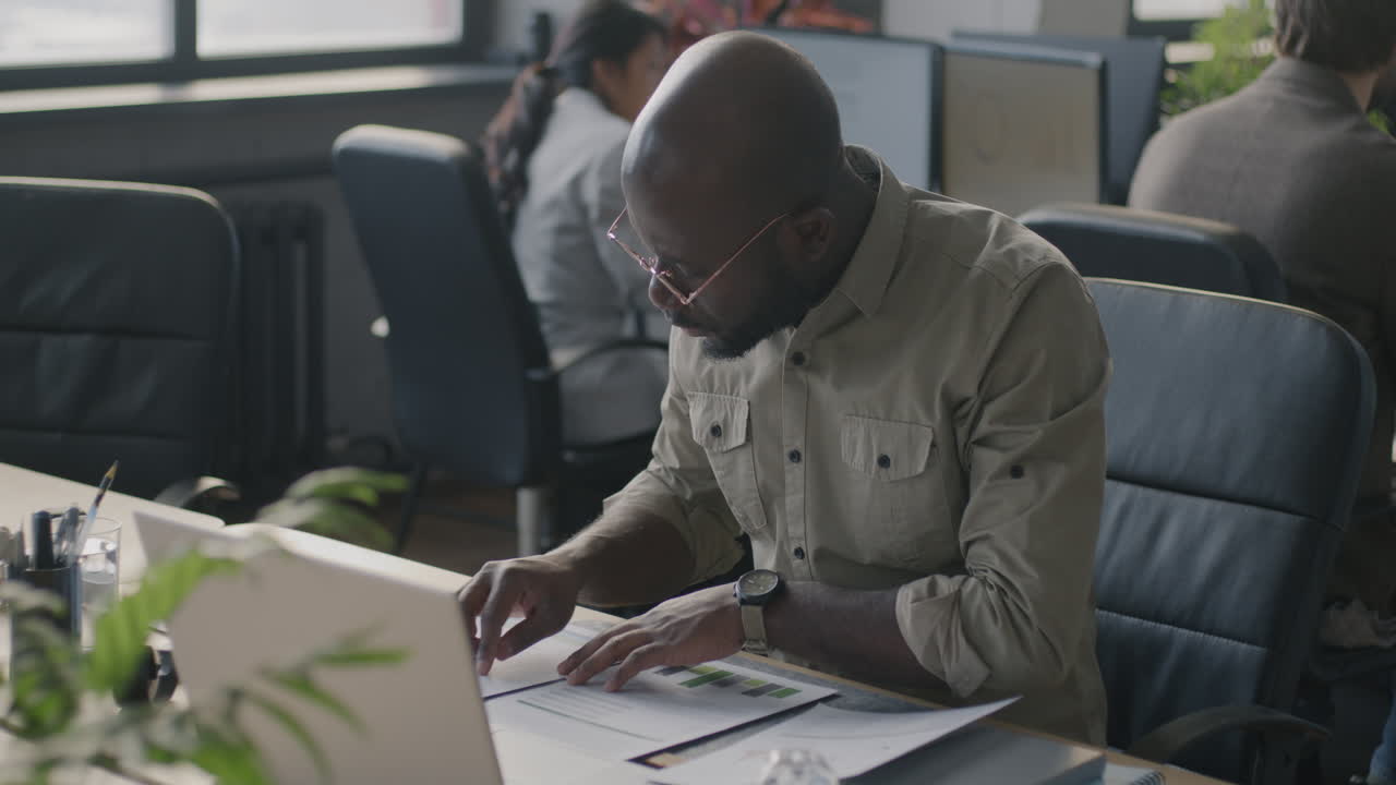 Homme d'affaires travaillant sur des documents dans un bureau moderne