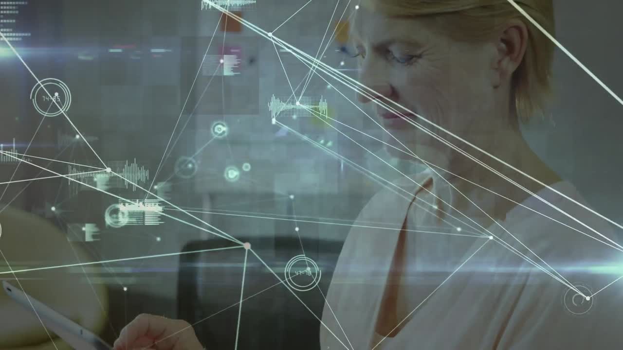 집에서 디지털 태블릿을 사용하는 백인 노인 여성에 대한 연결 네트워크와 데이터 처리