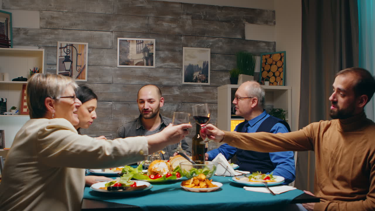 젊은 남자 와 그 의 어머니 가 은 와인 한 잔 을 마시고 있다