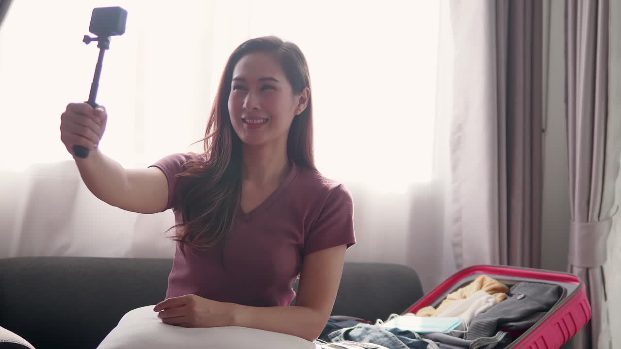 blogger de turismo grabando video selfie hablando con la audiencia para un viaje de viaje