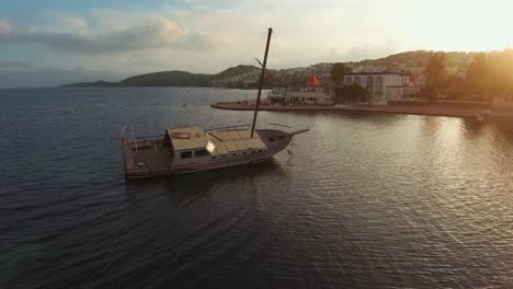 Barco-Inclinado-Hacia-Un-Lado,-Hundiéndose-En-El-Mar-Azul