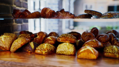 Frisches-Brot-Auf-Regalen-In-Der-Bäckerei