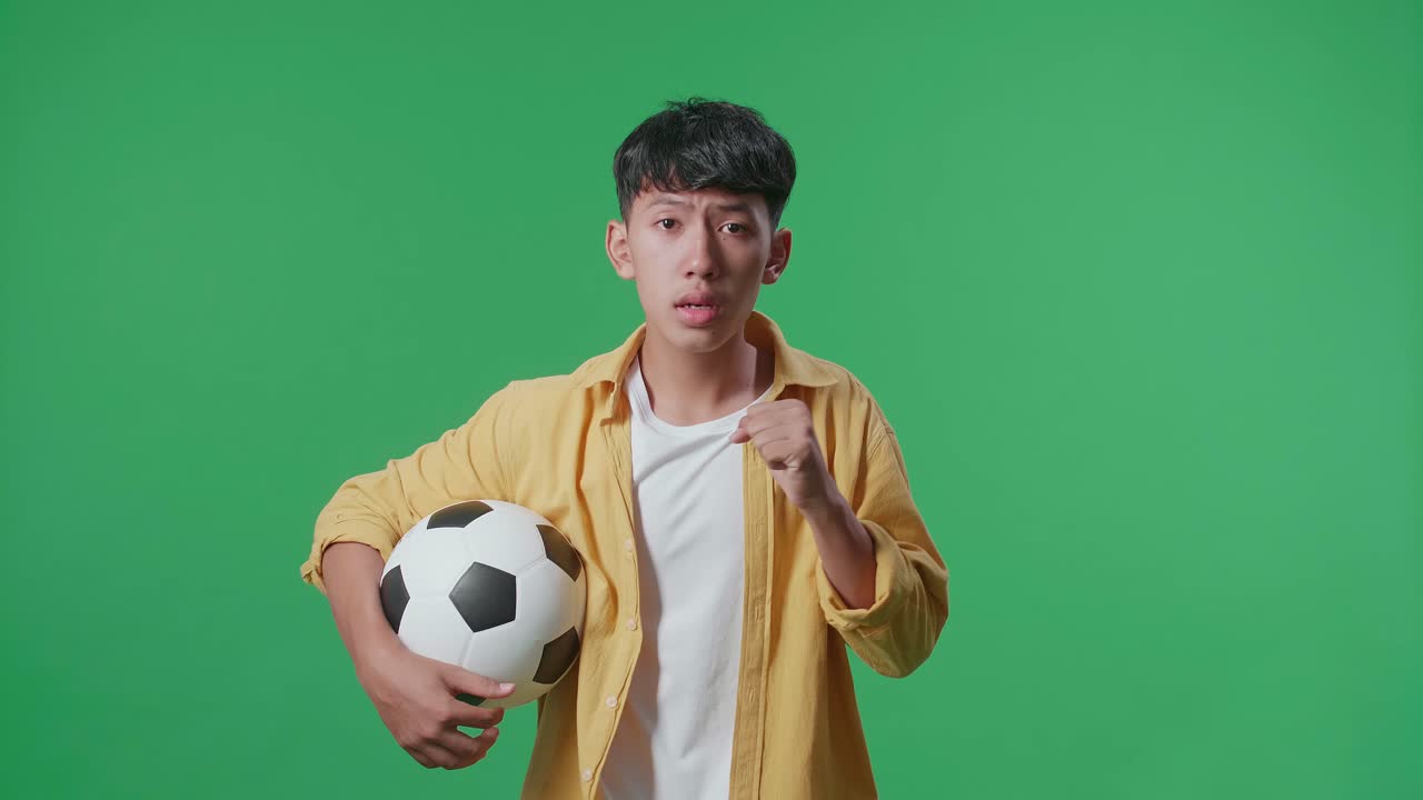 축구 공 을 들고 있는 십대