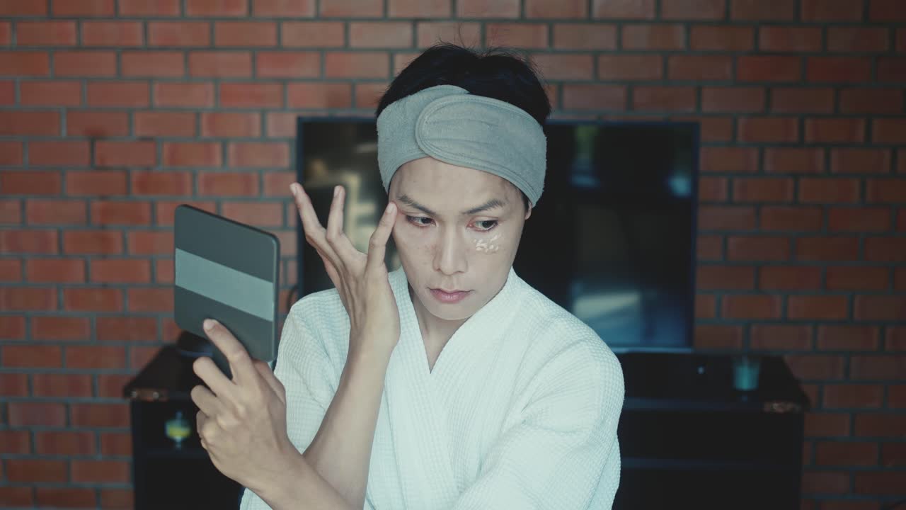 얼굴 크림을 바르는 남자