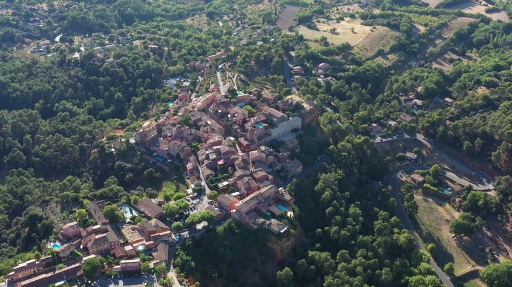 Volo aereo intorno al villaggio collinare di Roussillon, Provenza-Alpi-Costa Azzurra