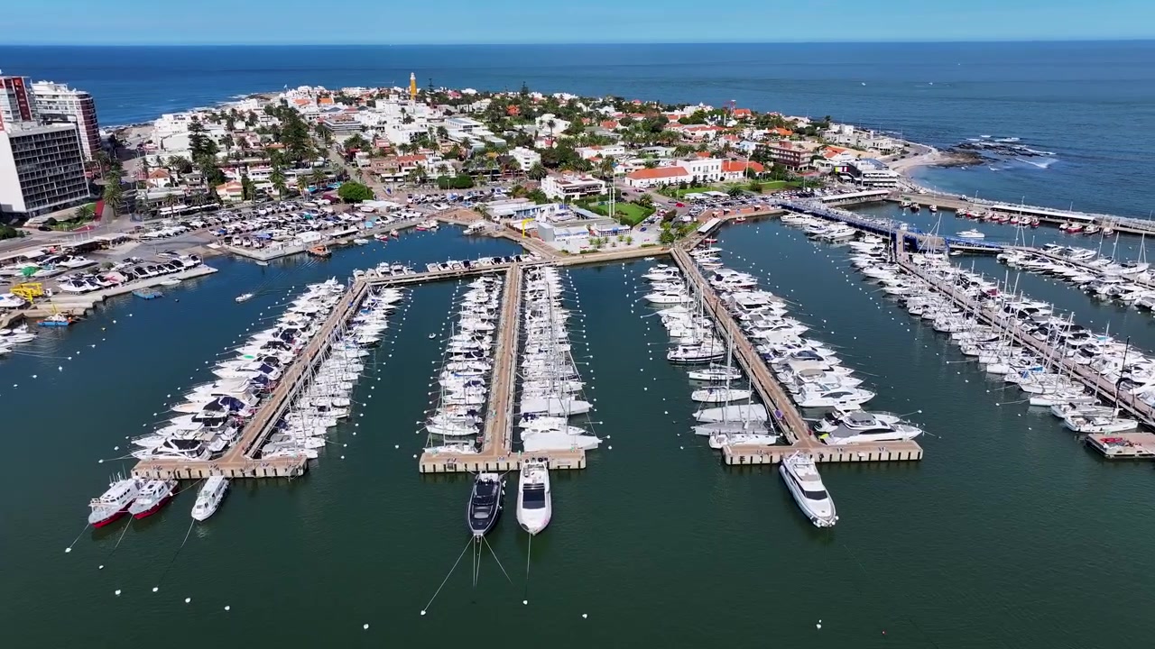 Skyline di Punta Del Este a Maldonado, Uruguay. Paesaggio urbano costiero. Paesaggio marino naturale. Destinazione di viaggio. Skyline di Punta Del Este a Punta Del Este, Maldonado, Uruguay. Grattacieli