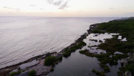 Lufttransportwagen-über-Natürlichen-Salzbecken-An-Der-Küste-Von-Piscadera-Curacao