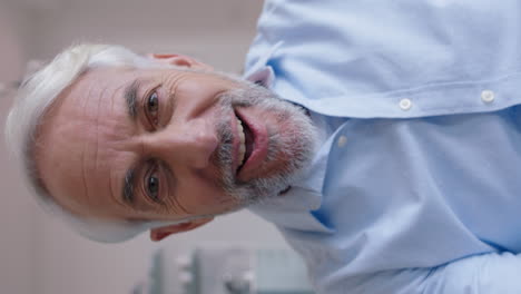 anciano feliz teniendo chat de video usando webcam en casa saludando a bebé hablando compartiendo estilo de vida abuelo disfrutando de la comunicación en línea en pantalla vertical