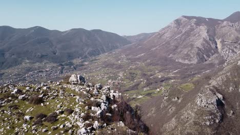 vista aérea del paisaje sobre un pueblo italiano, rodeado de montañas apeninas