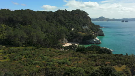 Strand-Und-Küste-Des-Cathedral-Cove-Marine-Reserve-In-Neuseeland-–-Luftüberflug-Enthüllt