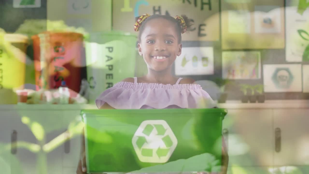 animación de flores sobre una niña afroamericana sonriente con una caja de reciclaje