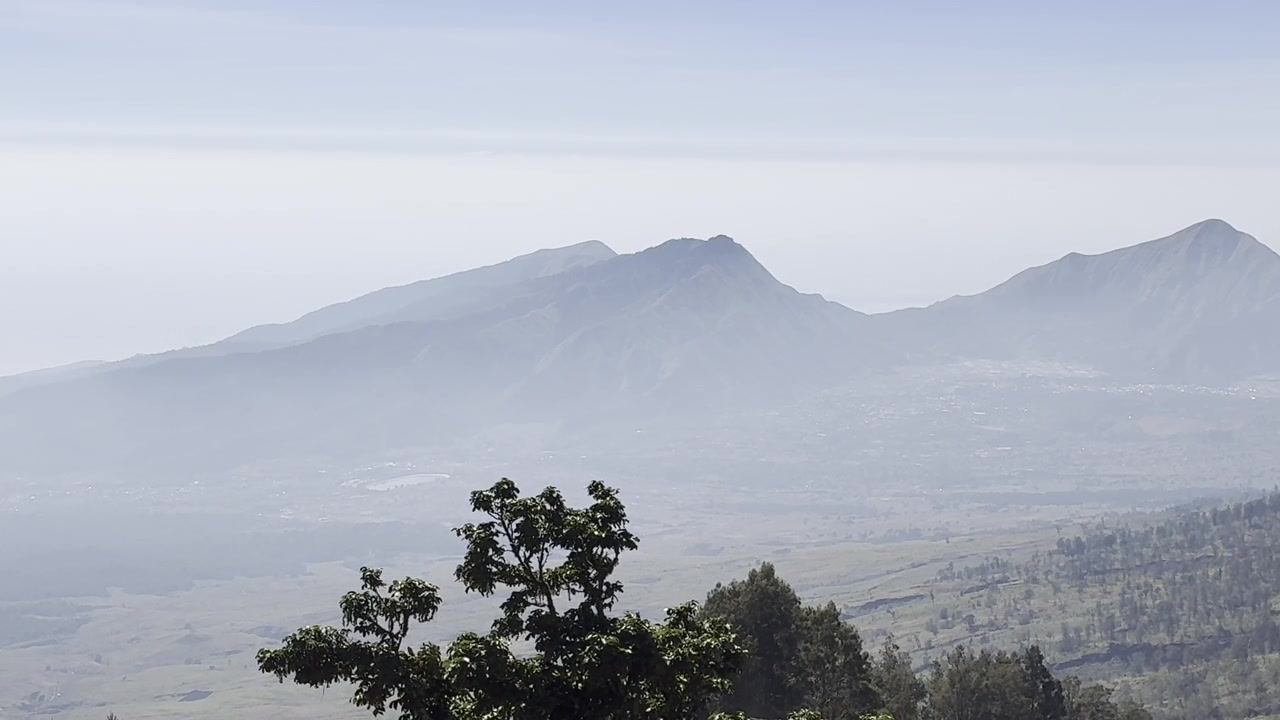 Pemandangan Panorama Pegunungan Berkabut dan Lanskap Lembah