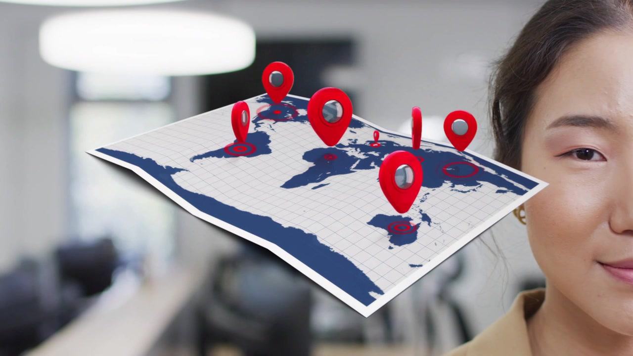 Donna professionista sulla destra, mappa del mondo fluttuante con puntine che compaiono e si raggruppano in un contesto aziendale.