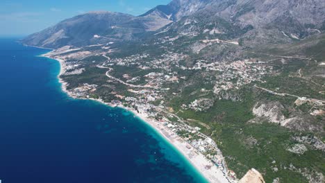 Belleza-Del-Mar-Jónico:-Aguas-Azul-Celeste,-Colinas-Verdes,-Pueblos,-Centros-Turísticos-Y-Majestuosas-Montañas-A-Lo-Largo-De-La-Costa-De-La-Riviera-Albanesa.