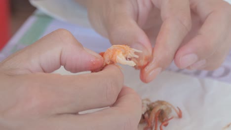 persona comiendo cangrejos en cámara lenta