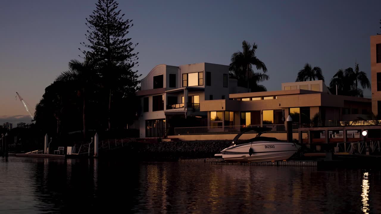 해가 지면 현대적인 집과 배