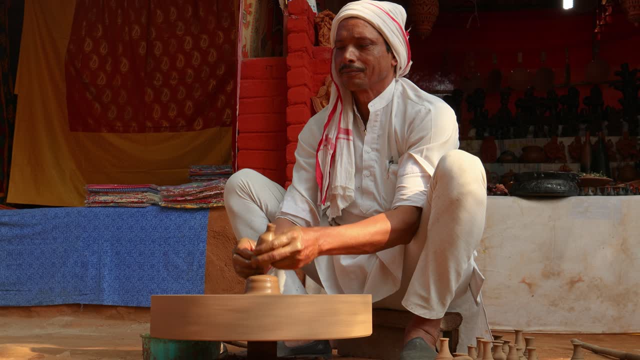 el alfarero en el trabajo hace platos de cerámica. india, rajasthan.