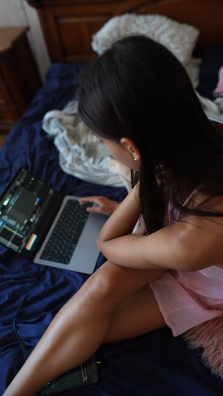 mujer trabajando en la computadora portátil en la cama