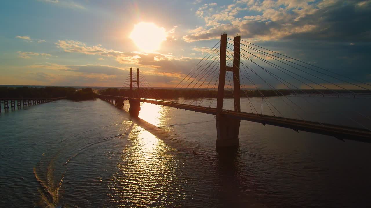 el puente del río mississippi al atardecer.