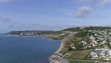 seguimiento aéreo hacia el pintoresco pueblo de charmouth en el corazón de la campiña de dorset