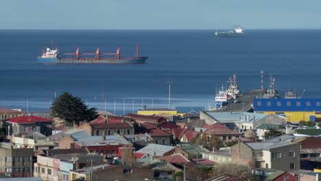 Una-Vista-Sobre-El-Puerto-Y-Los-Buques-De-Carga-En-La-Ciudad-De-Punta-Arenas,-En-El-Sur-De-Chile.