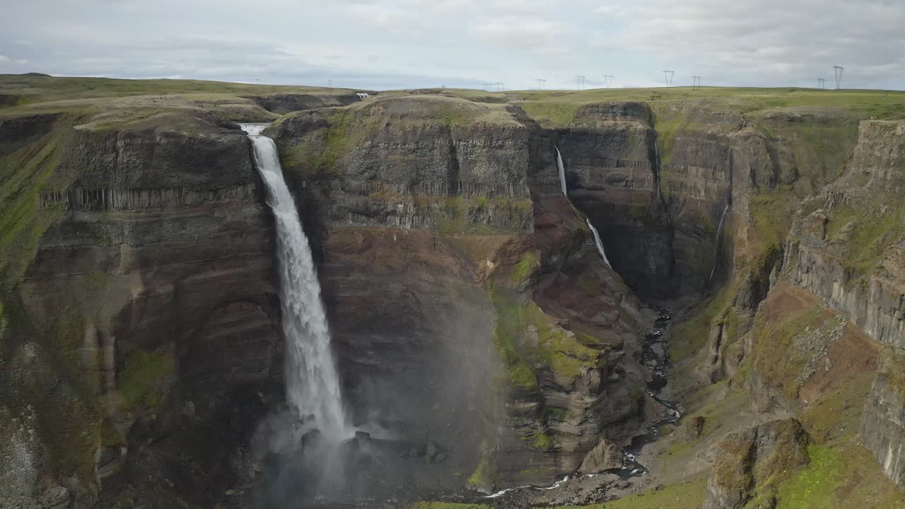 fotografía aérea hacia adelante de la cascada de haifoss con sede en islandia