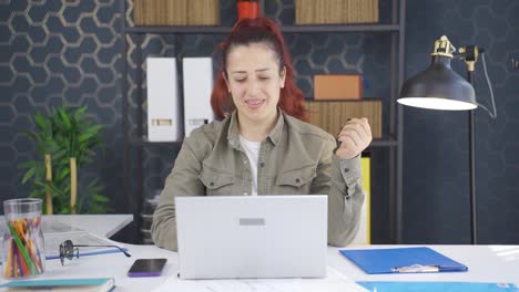 mujer de negocios con una reunión en línea.