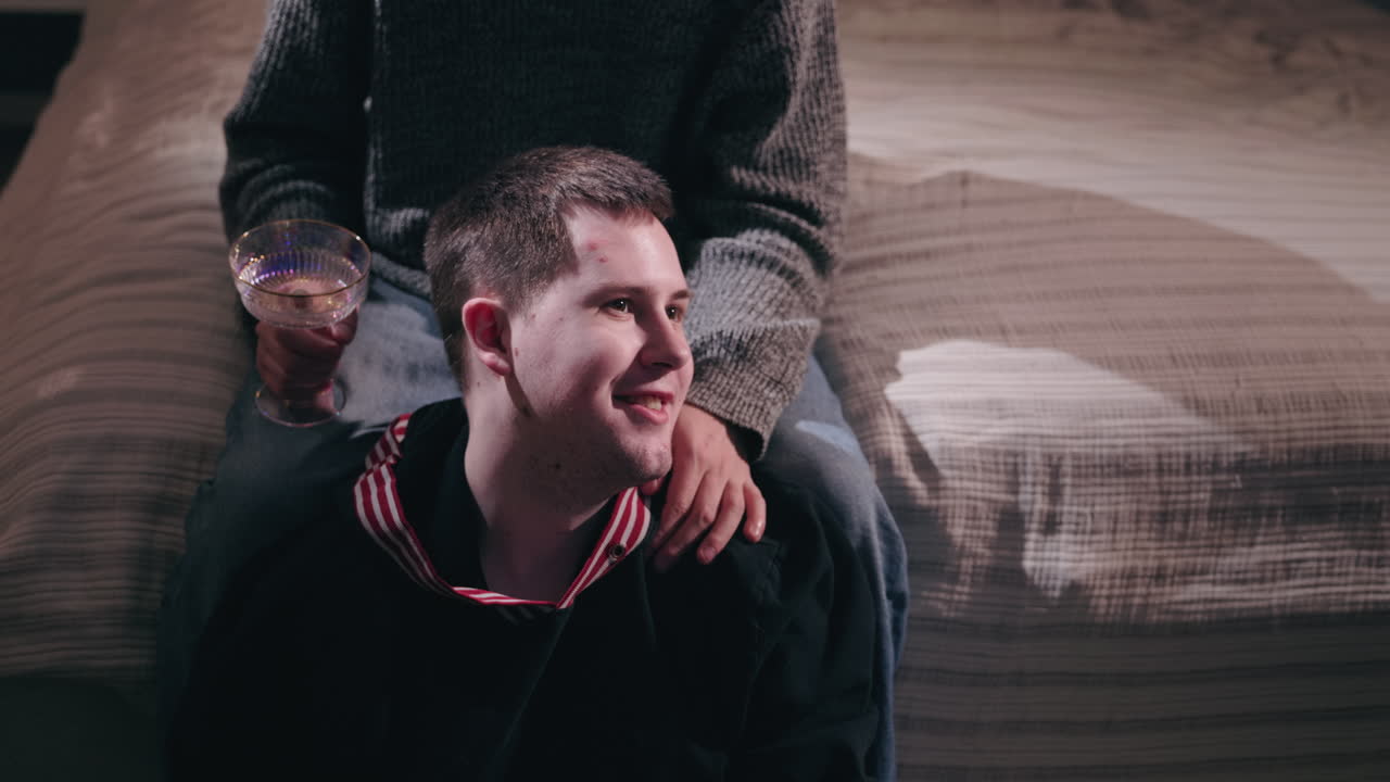 pareja relajándose en la cama