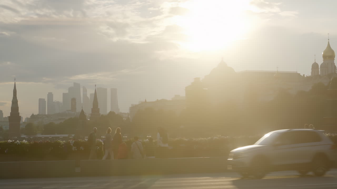 모스크바 크렘린의 다리에서 해가 지는 모습