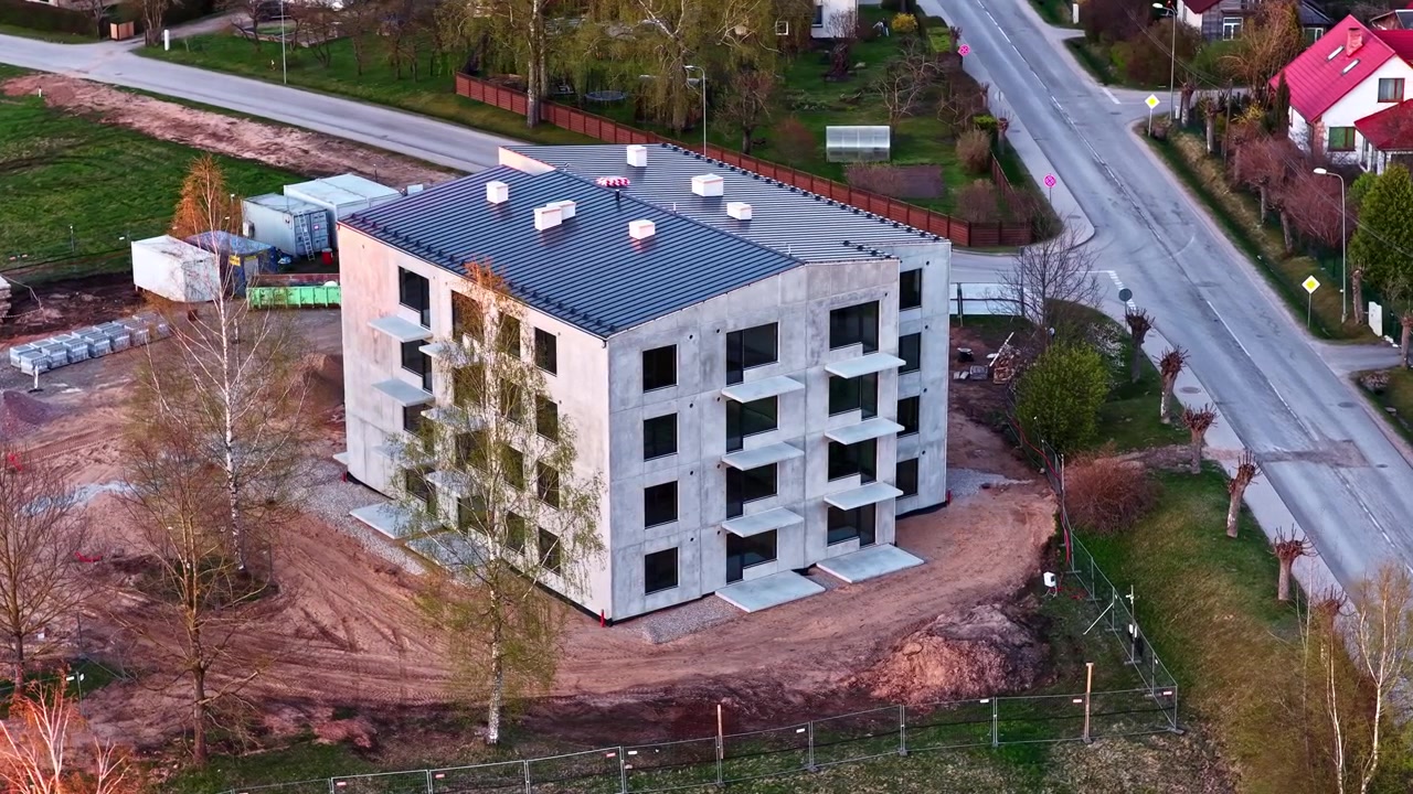 Moderno edificio residenziale in cemento in costruzione in un'area suburbana, vista aerea