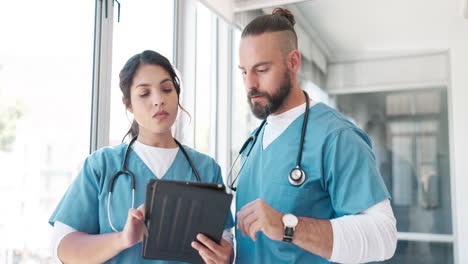 equipo de atención médica, cirujano o enfermera con una tableta