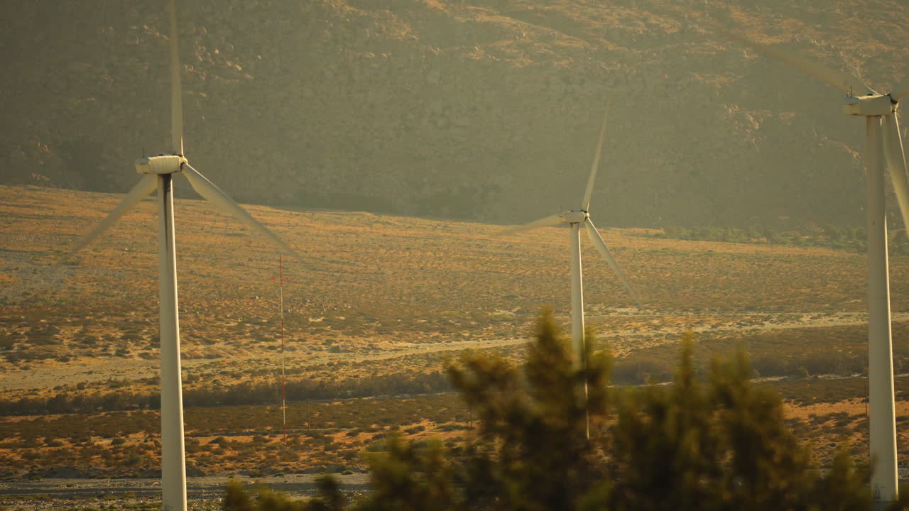 미국 캘리포니아주 모하비 사막에 있는 팜스프링 근처의 풍력 발전소에서 3개의 로터와 풍력 터빈 블레이드의 꾸준한 클로즈업 샷