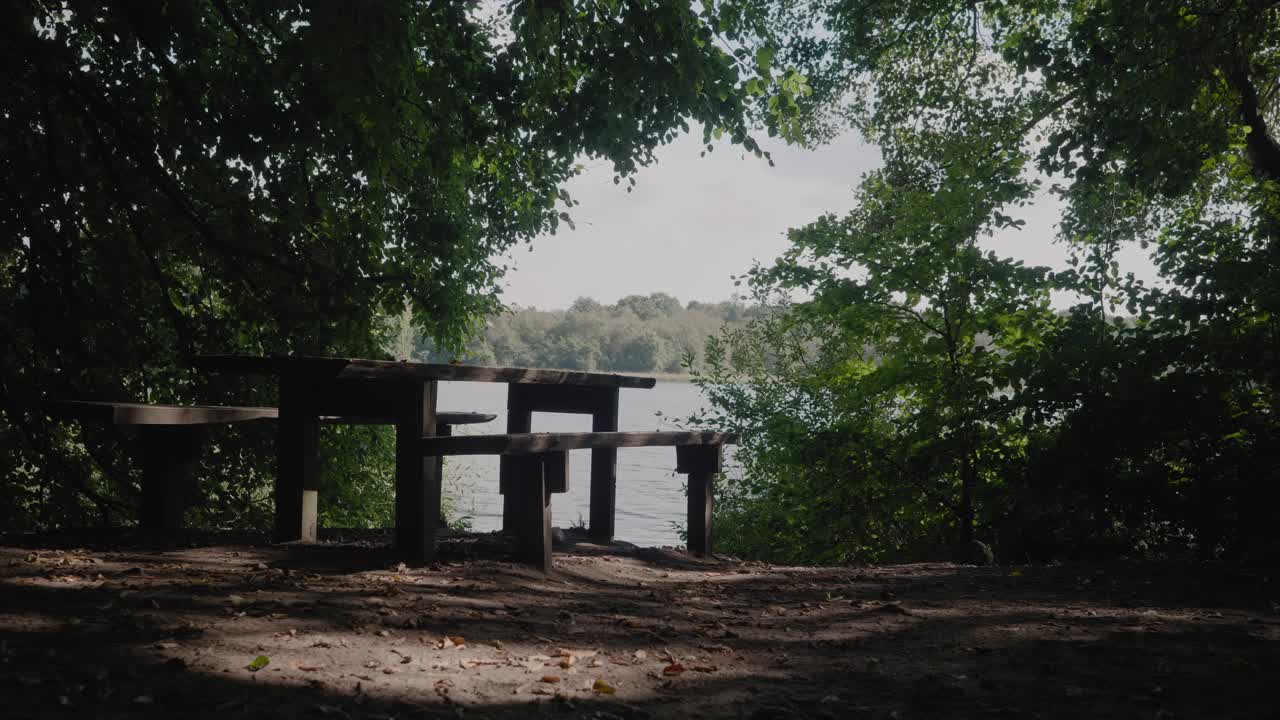 여름에 질레보 호수 옆 빈 벤치, 스웨덴 남부 스코네, 정적 와이드 샷
