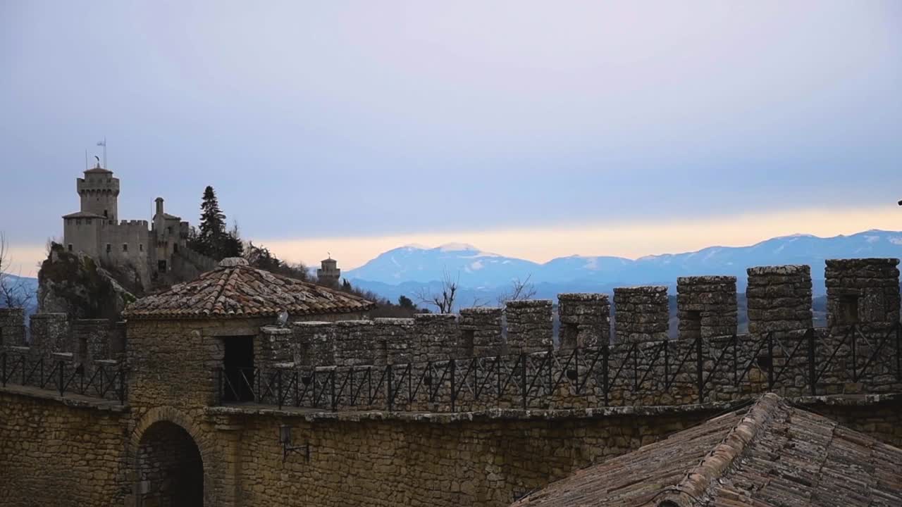 vista panorámica desde un castillo de la antigua fortaleza medieval de san marino en un día nublado de invierno